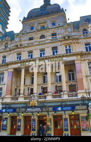 Her Majesty`s Theatre Eingang im Haymarket St. James`s, London UK.Grand, französisches viktorianisches Theater im Renaissance-Stil mit dem Phantom der Oper Stockfoto